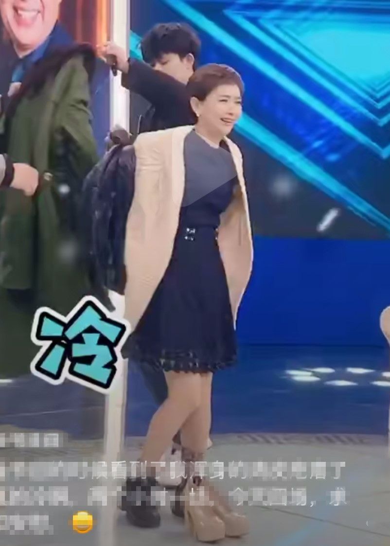央视主持人王芳，录节目脱掉棉服穿上高跟鞋，气质一下就出来了！_裙子