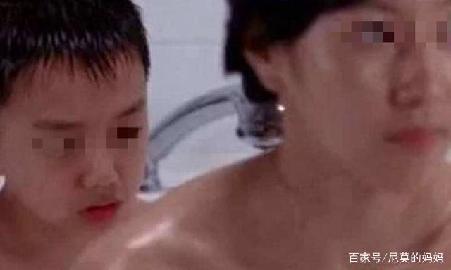 17岁男孩洗澡后,裸身出来让妈妈帮擦水,网友:我的三观掉了