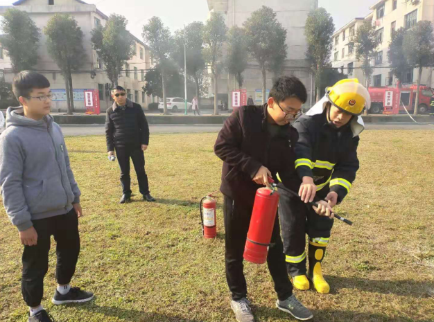 桃源县剪市镇中学开展消防安全培训和应急演练