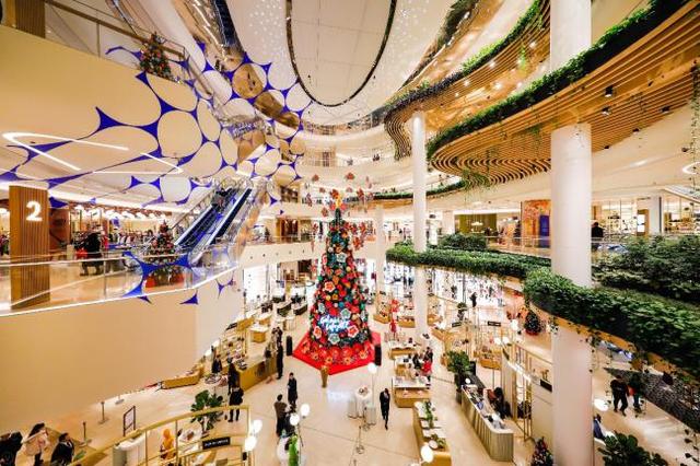 为迎接圣诞季的到来,老佛爷百货上海旗舰店和北京旗舰店双城同庆,相继