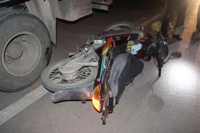 玉溪一男子酒后驾驶摩托车"蛇皮走位" ,结果撞上路边货车头破血流