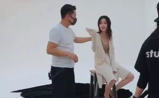 李沁拍摄写真尺度大 敞开衣襟露出内里超有料 网友 大饱眼福 低调