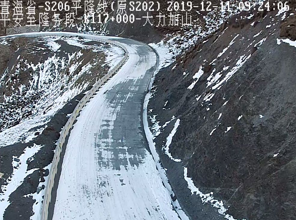 s206线(大力加山)路段路面积雪.