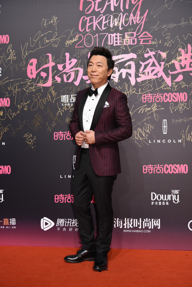 原创黄渤穿绿色西装参加路演,一把年纪还穿破洞裤,抬头纹好像五线谱
