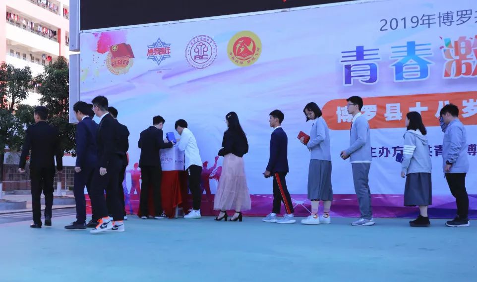 青春激昂梦想飞翔我校高三年级隆重举行成人礼仪式