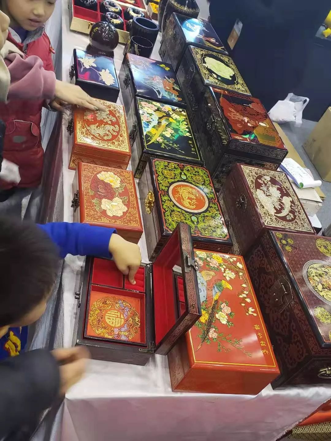 山西文博会中的山西三宝之一平遥推光漆器一漆一世界