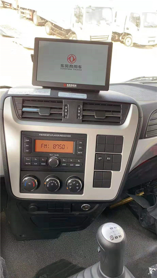 东风天锦7.88米冷藏车驾驶室图片展示