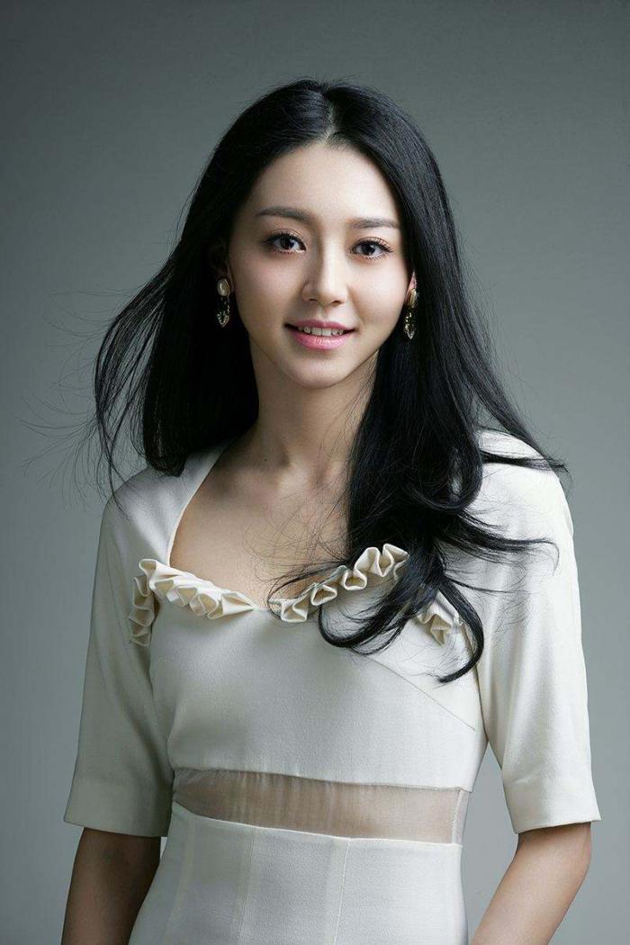 明星黄梦莹,娱乐圈影视女演员,被誉为"完美女神"