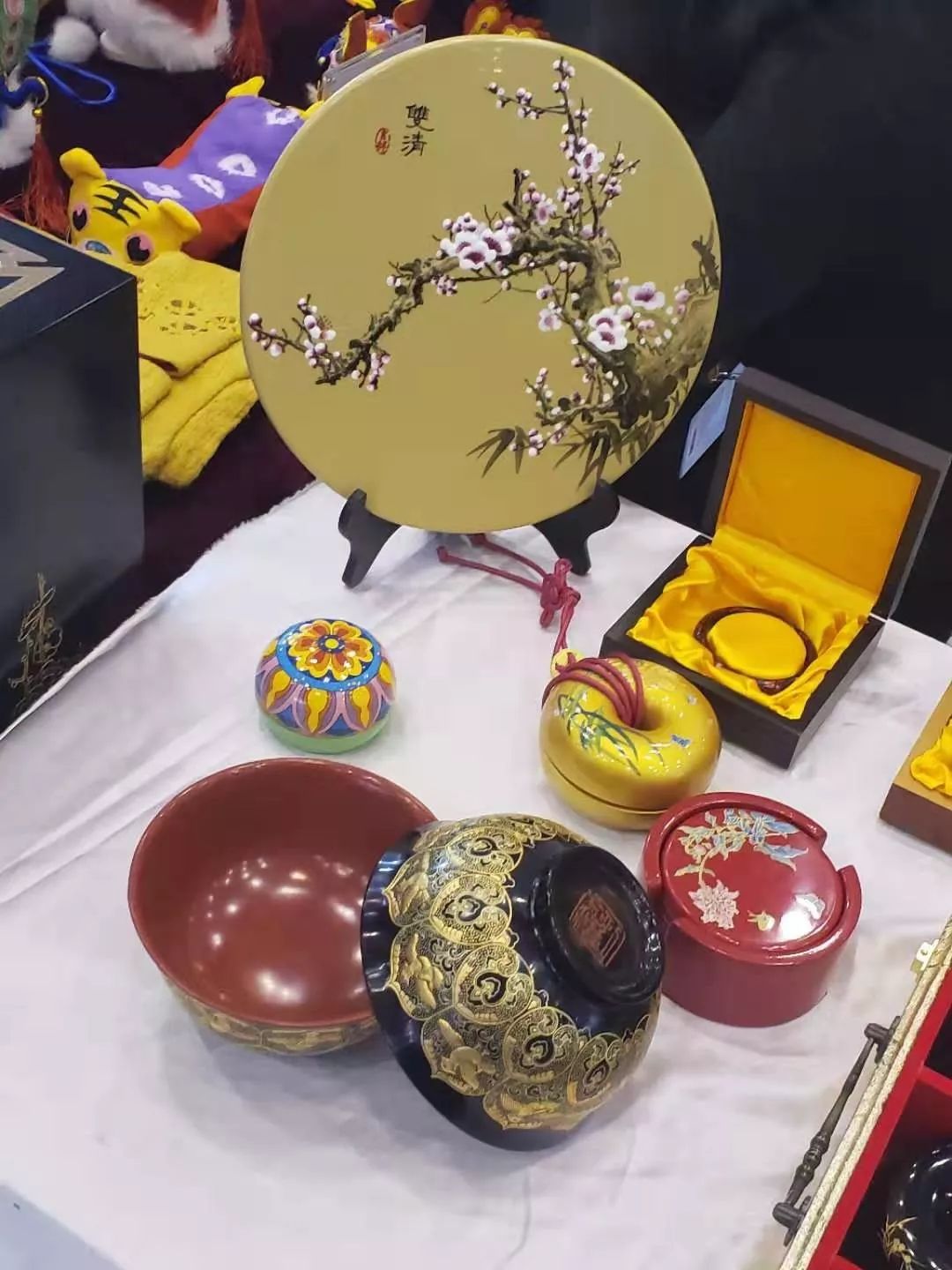 山西文博会中的山西三宝之一平遥推光漆器一漆一世界