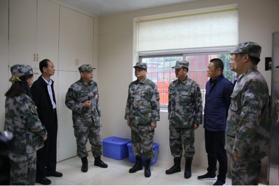 省军区战备建设局副局长骆明忠一行检查指导西安社区民兵预备役工作