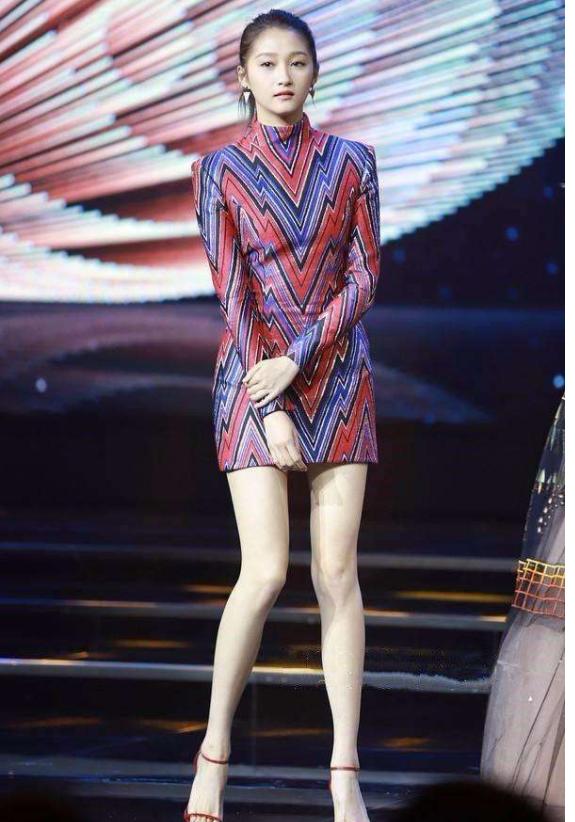 有一种"腿精"叫关晓彤,自称腿长102cm,量完后粉丝不淡定了
