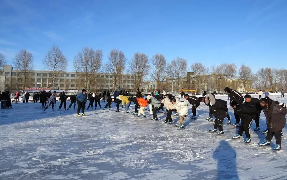 时下,虽然室外已是冰天雪地,但在甘南县查哈阳农场高级中学的滑冰场上