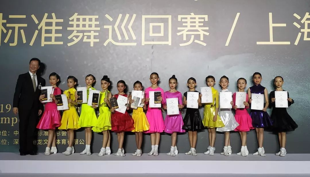 决赛选手(从左至右1-6名:竹佳妤,翟梦琪,孙羽萱,季珈伊,高瀚琳,郑沛