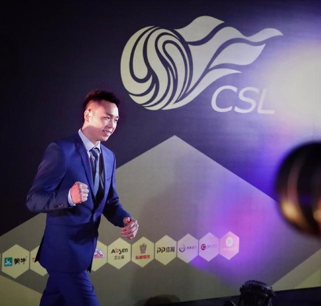 中国最强拳王为最佳守门员颁奖,网友:估计你也