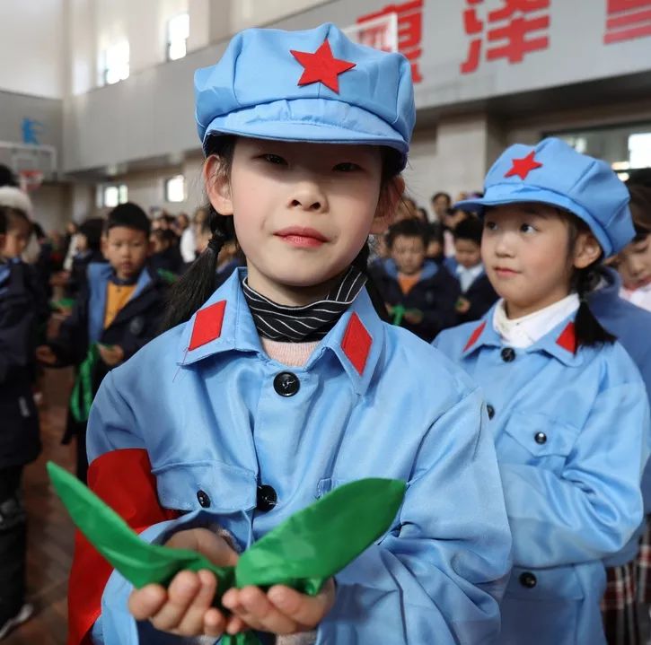 小朋友们在团旗的指引下,手捧鲜艳的绿领巾,骄傲地佩戴在胸前,脸上