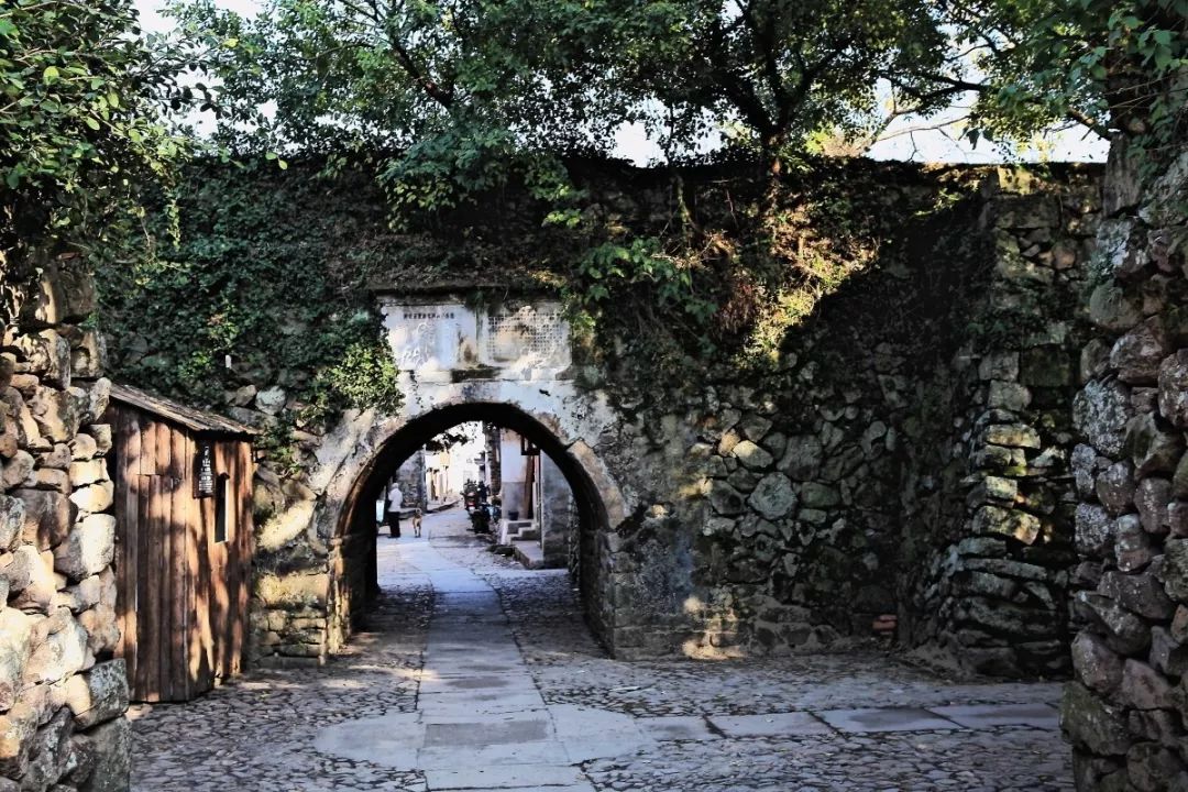 国家级风景名胜区,桃渚城全国重点文保单位,集军事古城,奇峰怪石,火山