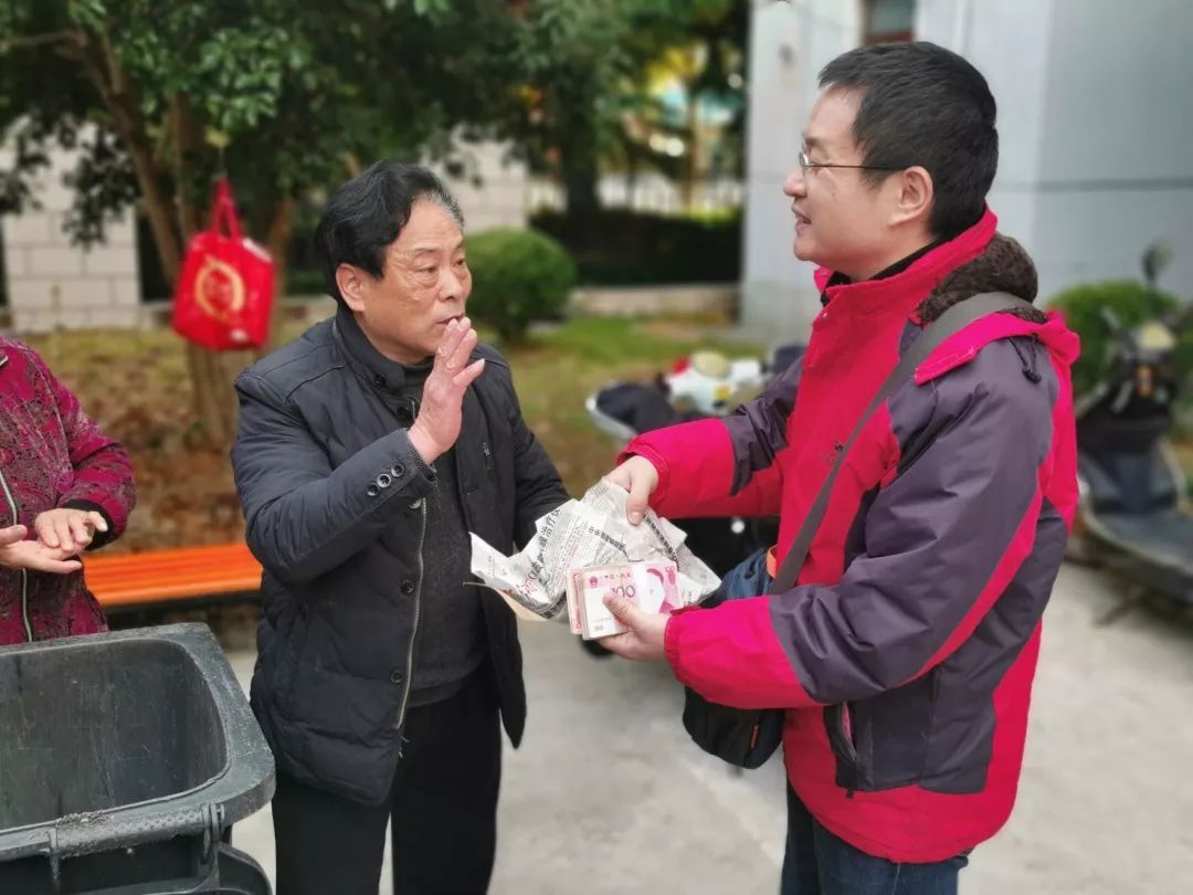 垃圾桶内万余元现金成功找到失主，要给“垃圾分类”记一功！