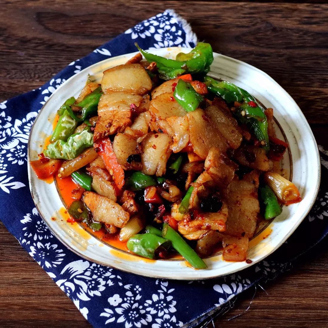 美食一刻|青椒炒回锅肉,百吃不厌的家常菜