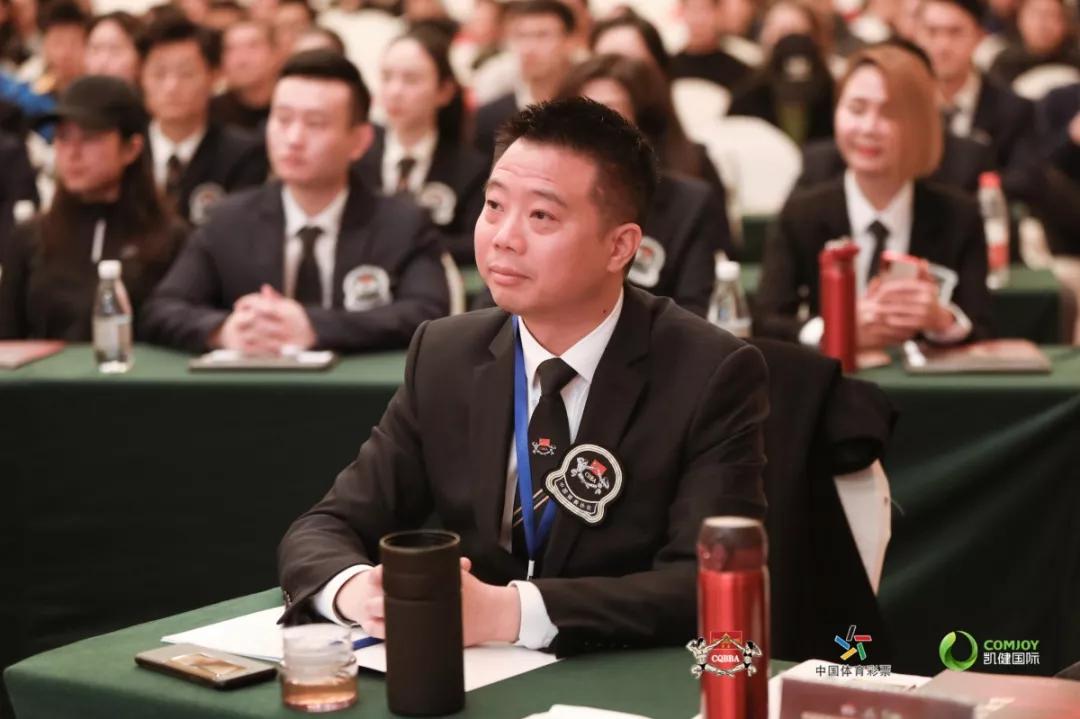 重庆市健美协会主席凯健国际董事长罗斌参赛的每一个健身人他们强健的