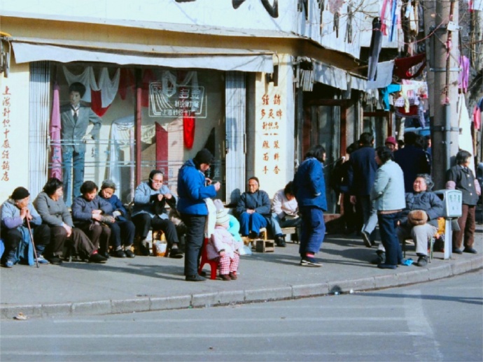 快来看一看80年代的上海老照片,街头景象繁荣!