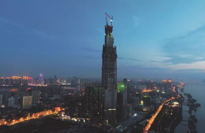 武汉之巅，“中国第一高楼”先缩水后停工