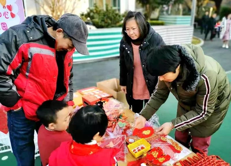 逛传统集市寻热闹年味七宝中心幼儿园开展第十三届家庭文化节义卖活动