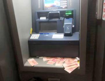 街头ATM机旁 6700元钞票散落一地 男子却不省人事