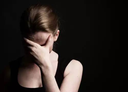 怎么控制情绪不落泪 14e064cee7ee40a5973dd18efa39beab.jpeg