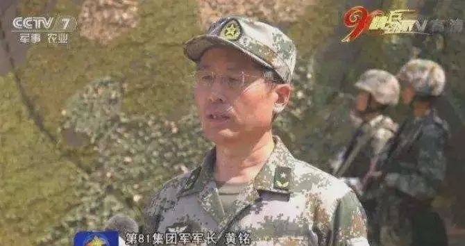 刘发庆曾长期在空军空降兵部队服役,在空降兵第15军当过参谋长,军长