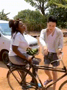 搞笑GIF:我要坐在自行车上笑_女子