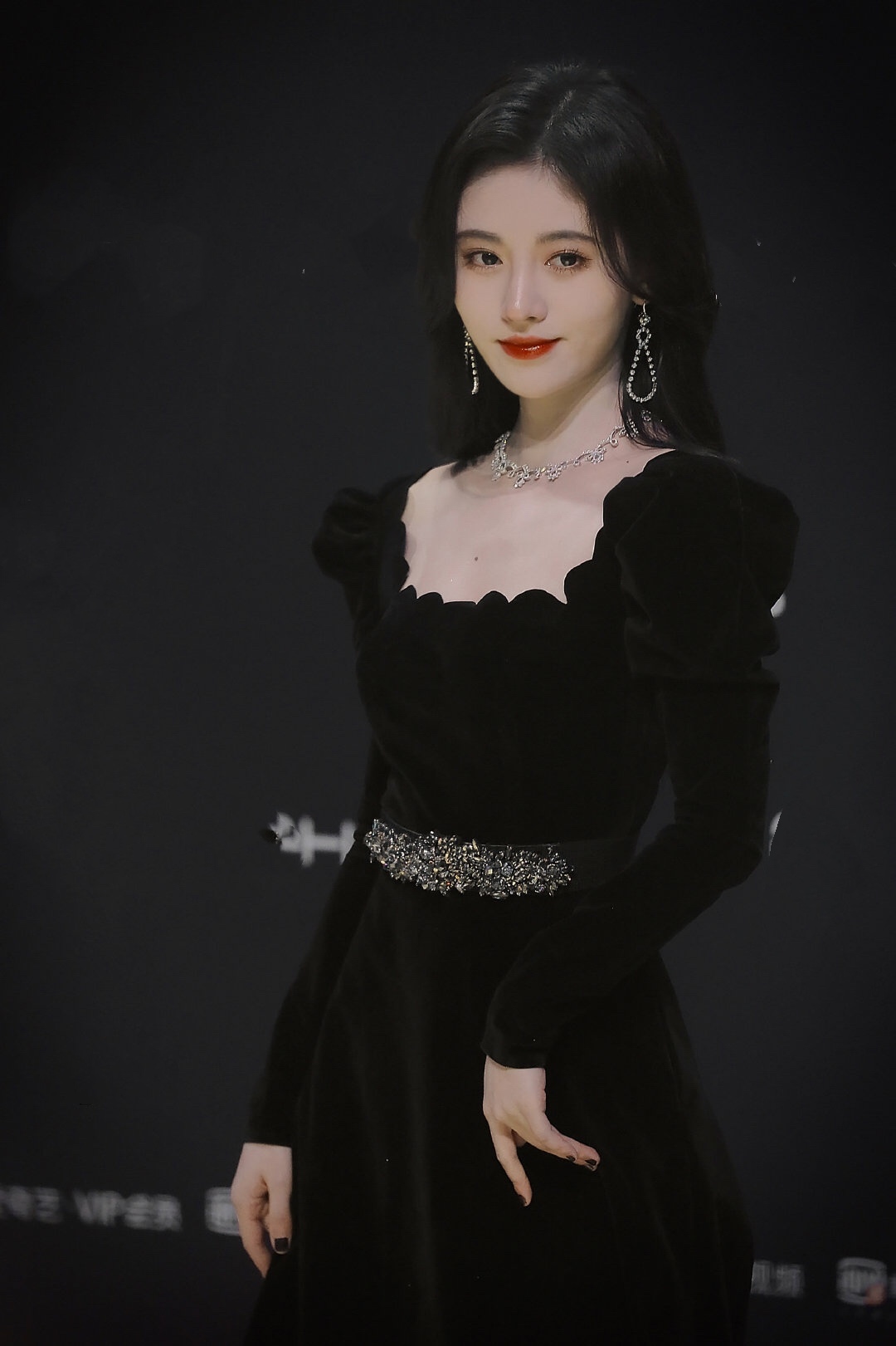 鞠婧祎纯欲撩人,穿复古丝绒长裙,腰围细得怀疑人生