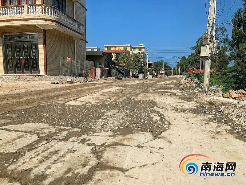 儋州市排浦镇沙沟,沙脊村村口坑坑洼洼的道路.