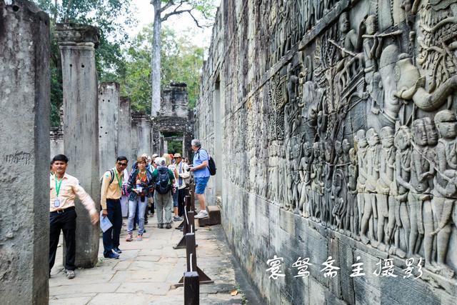 吴哥巴戎寺有个四方形的回廊，那里却珍藏着数百年前的精美石刻艺术