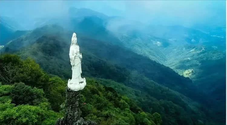 南宫山景区位于位于陕西省安康市岚皋县,由二郎坪,金顶,火山石,高山