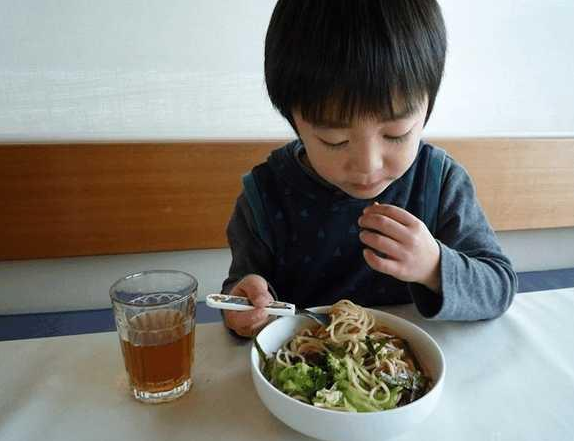 [樱桃育儿经]7岁孩子脾胃虚弱，医生：我家娃从来不吃2种食物，发育也不慢！