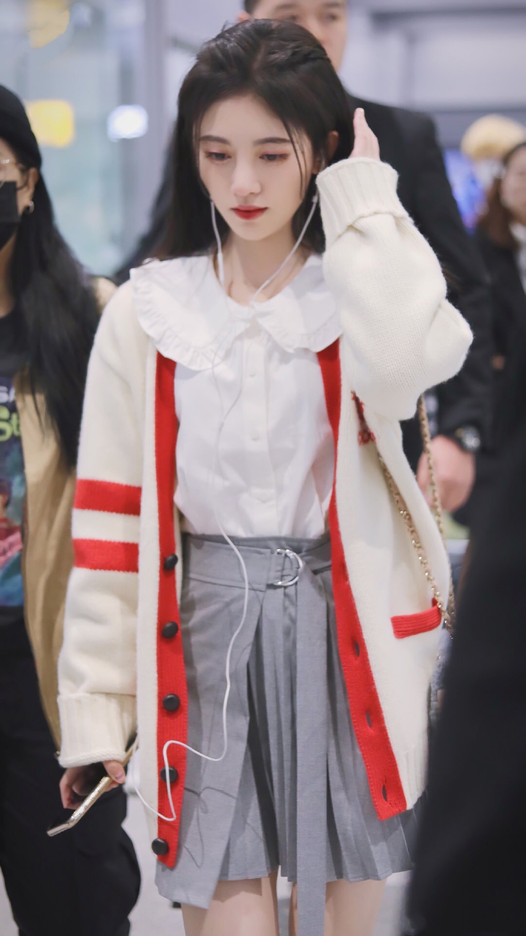 鞠婧祎纯欲撩人,穿复古丝绒长裙,腰围细得怀疑人生