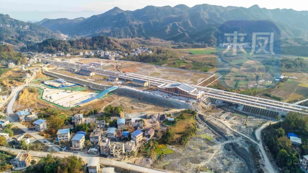今天来凤首条火车站公交线开通了