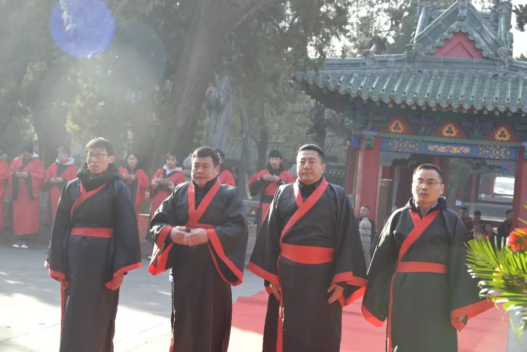 (总会一行向颜子行揖礼(祭祀活动后合影(山东大学颜炳罡教授)颜氏家