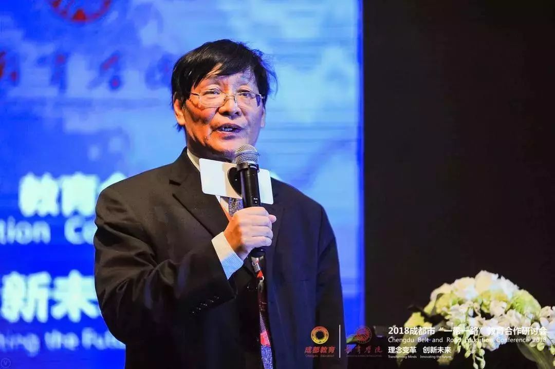 王寅董事长_王寅和蝈蝈儿子照片