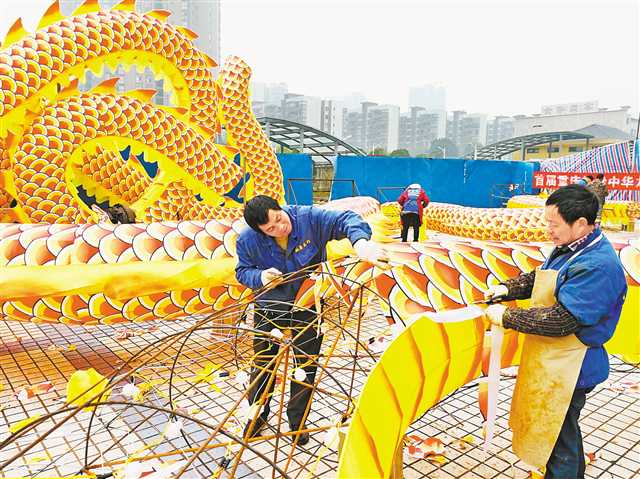 12月5日下午,铜梁区金龙体育馆,扎龙艺人正在赶制龙灯产品.