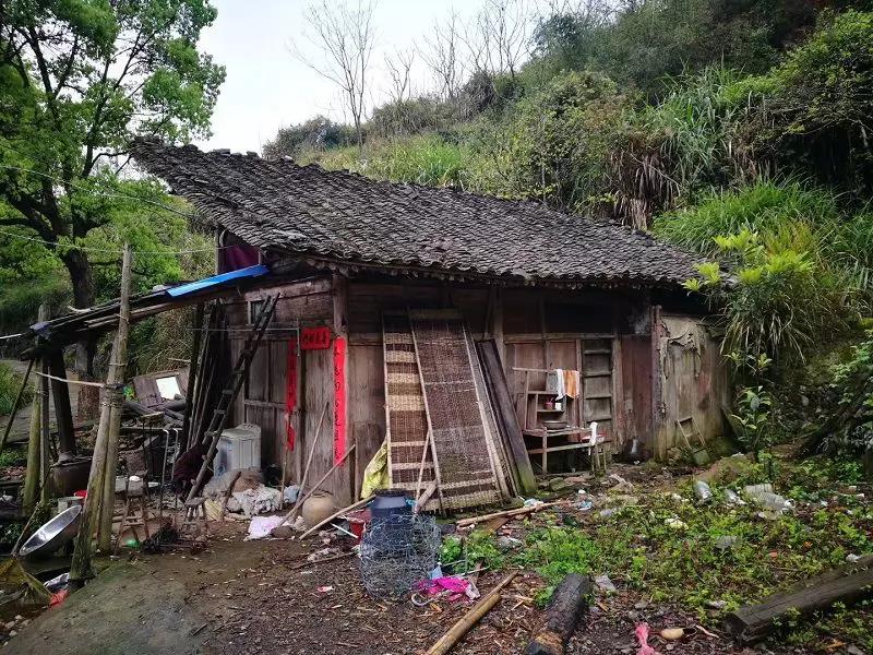 房子因为年久失修部分墙壁已经发生倾斜,阴雨天气老人屋里更是漏雨