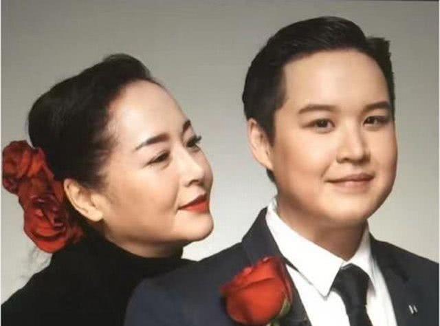 恬妞与万梓良离婚后与女儿同住,女儿像万梓良,但却不是他亲生的