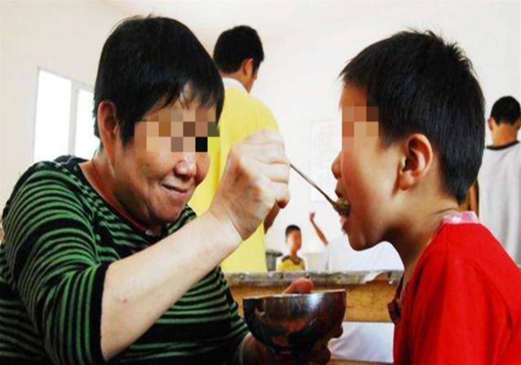 贝贝豆育儿课堂：原创这些喂饭方式是“慢性毒药”，对脾胃伤害极深，很多妈妈都在犯