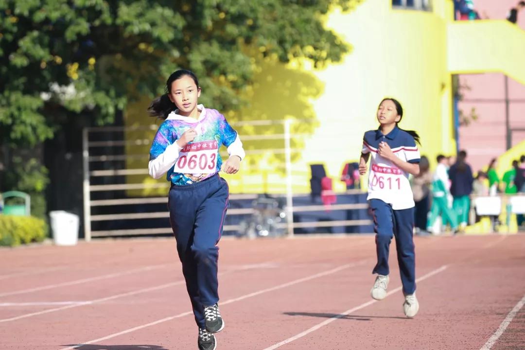 女子组:810班 赖怡君 811班 吴雨桐 802班 潘愉 4x100前三名 六年级