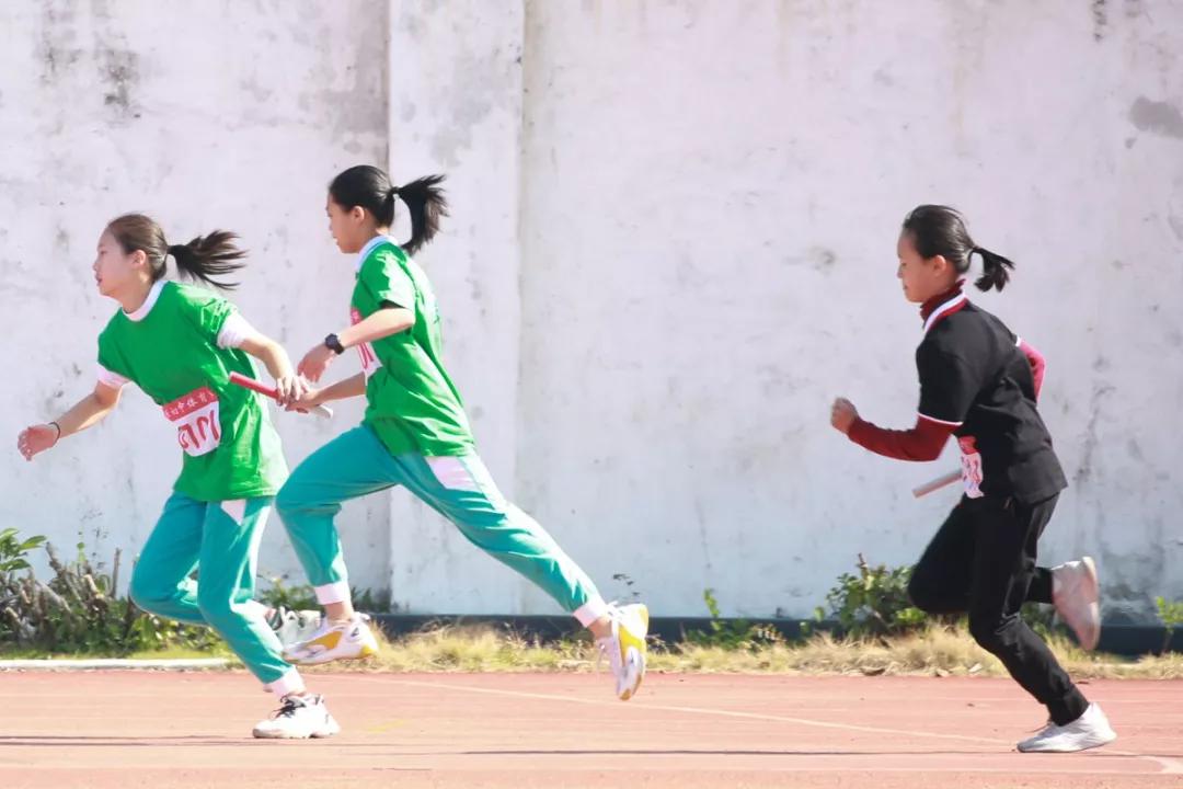 女子组:810班 赖怡君 811班 吴雨桐 802班 潘愉 4x100前三名 六年级