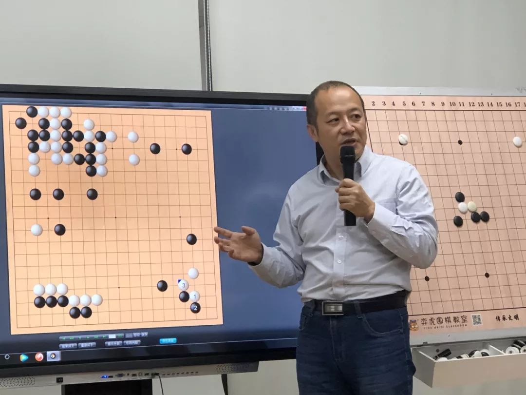 青岛晚报围棋俱乐部王存7段老师莅临我院