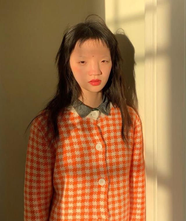 打破时尚圈审美常规,无眉毛低鼻梁,是高级脸还