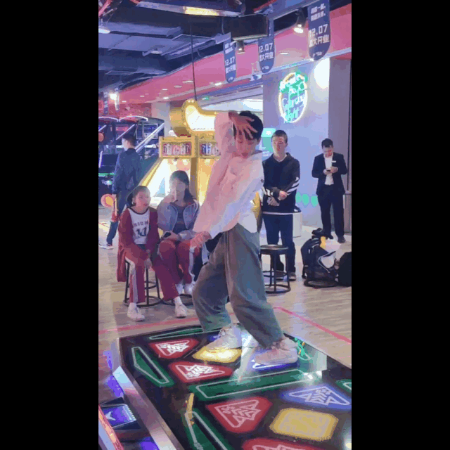 掌声一浪高过一浪~看得观众目不转睛各种精心编排的动作现场瞬间沸腾!