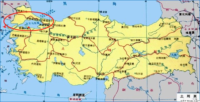 红色部分为土耳其海峡,从西至东分别为达达尼尔海峡,马尔马拉海和