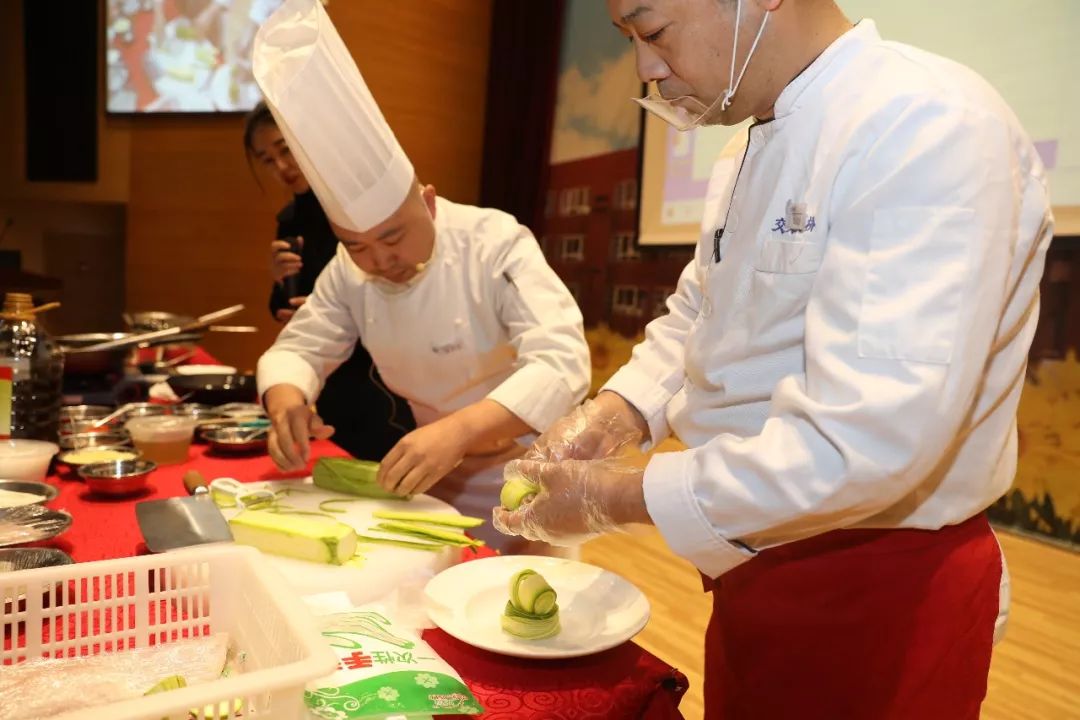 来自康桥酒楼的特级厨师何大厨大显身手,传授独家烹饪秘籍,带来一场